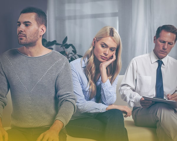 Женщина и мужчина сидят, отвернувшись друг от друга, на приёме у сексолога